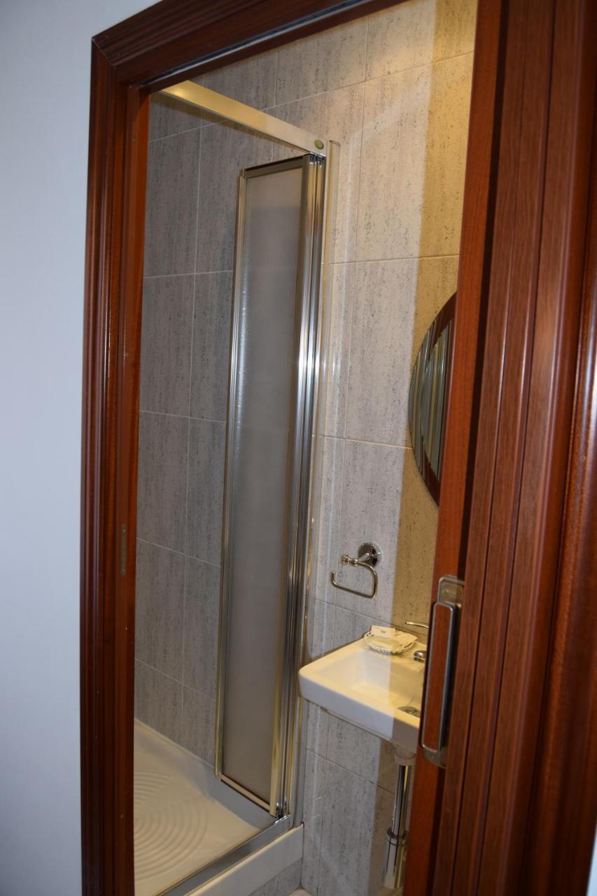 Hostal Rofer Madrid Bagian luar foto