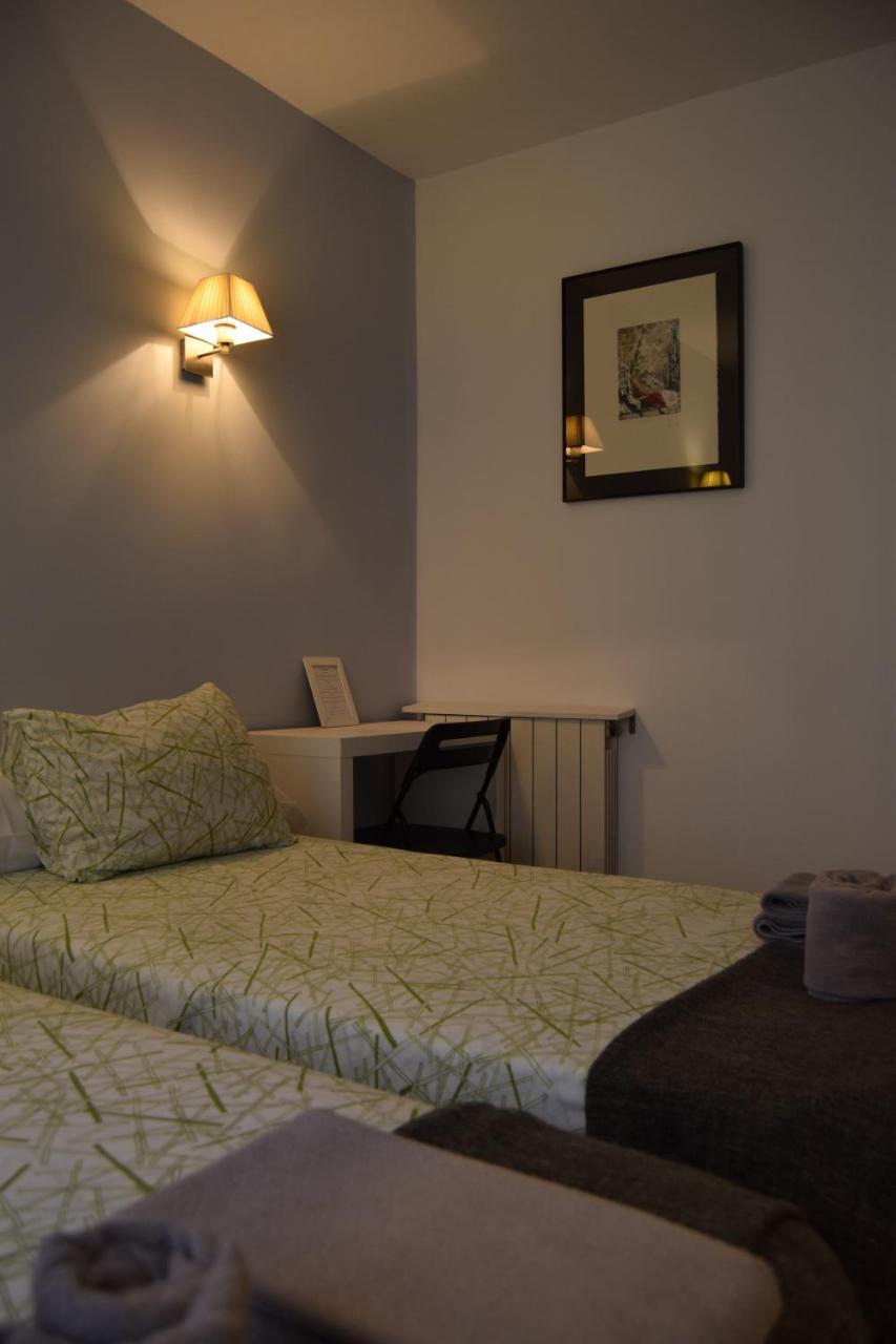 Hostal Rofer Madrid Bagian luar foto