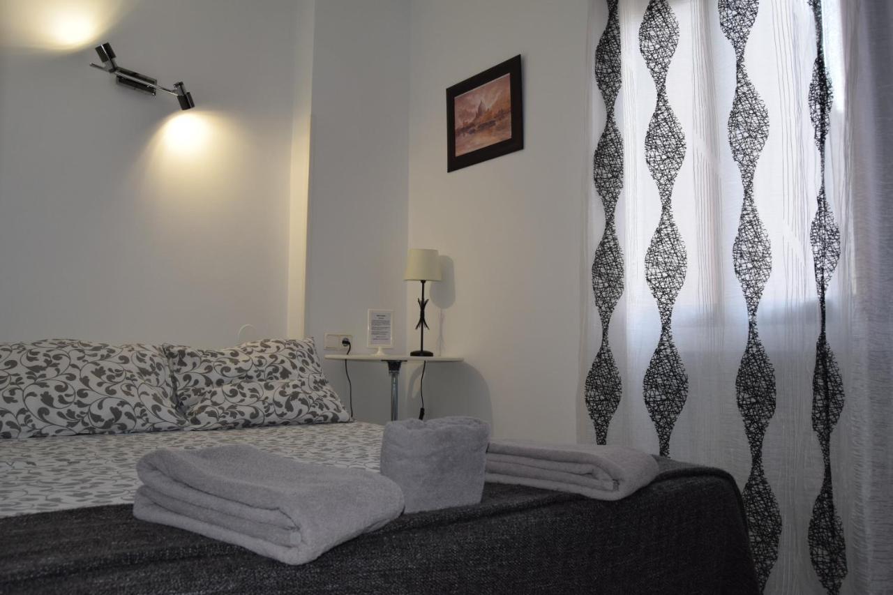 Hostal Rofer Madrid Bagian luar foto