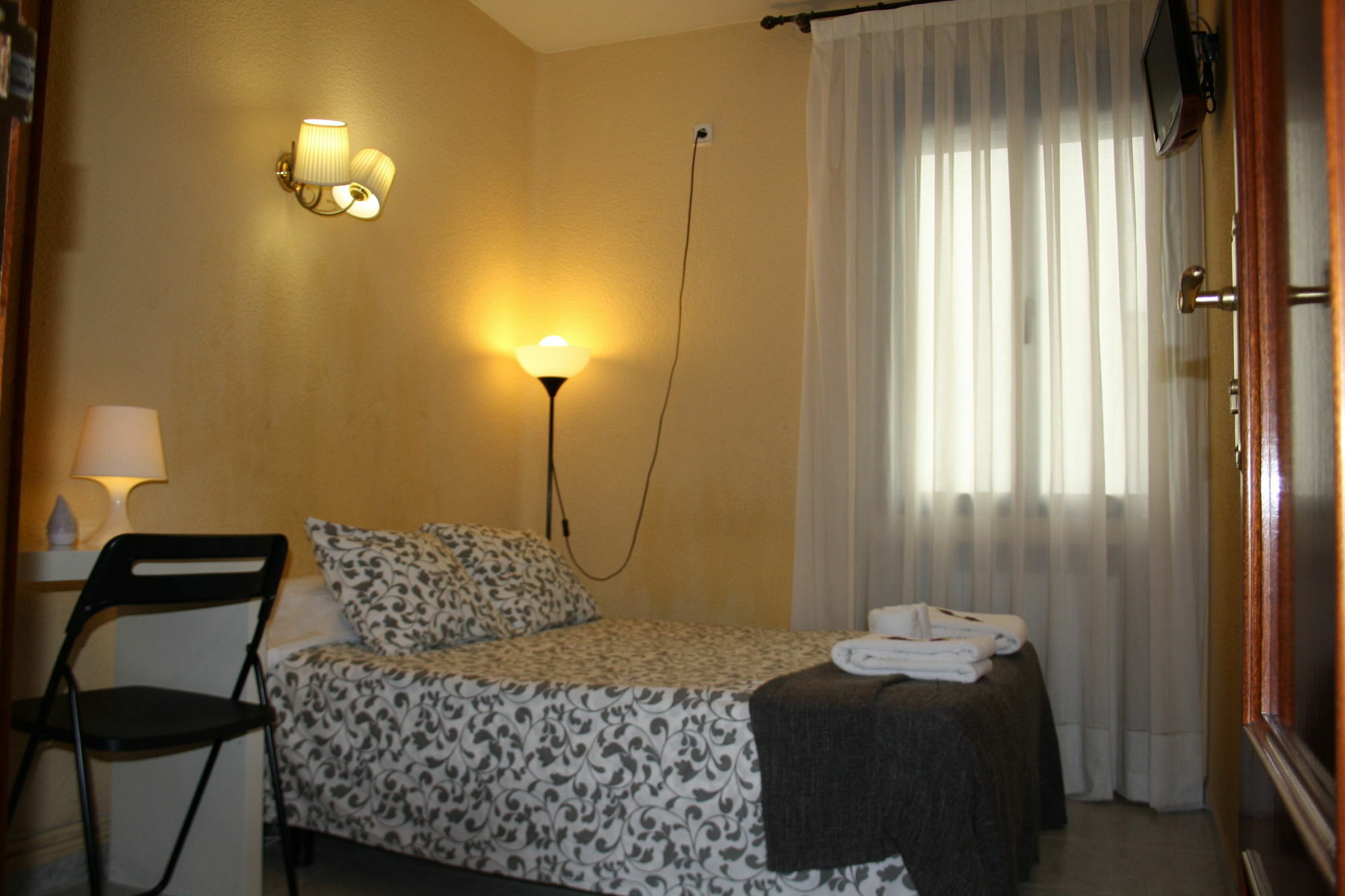 Hostal Rofer Madrid Bagian luar foto